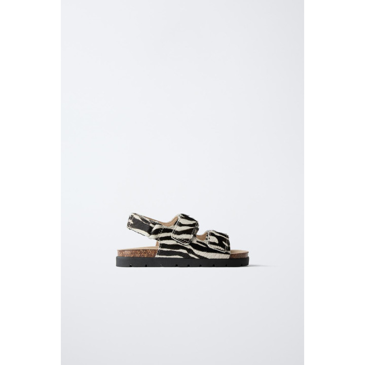 Сандалии из кожи с животным принтом