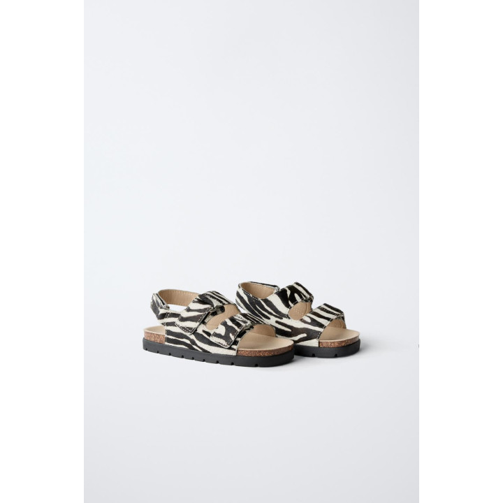 Сандалии из кожи с животным принтом