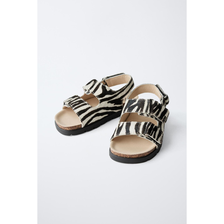 Сандалии из кожи с животным принтом