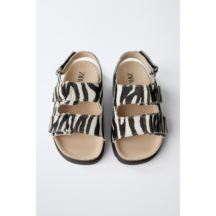Сандалии из кожи с животным принтом