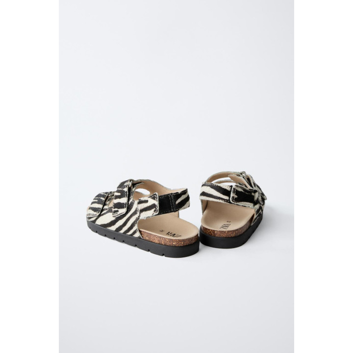 Сандалии из кожи с животным принтом