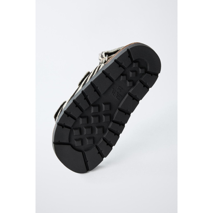 Сандалии из кожи с животным принтом