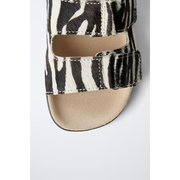 Сандалии из кожи с животным принтом