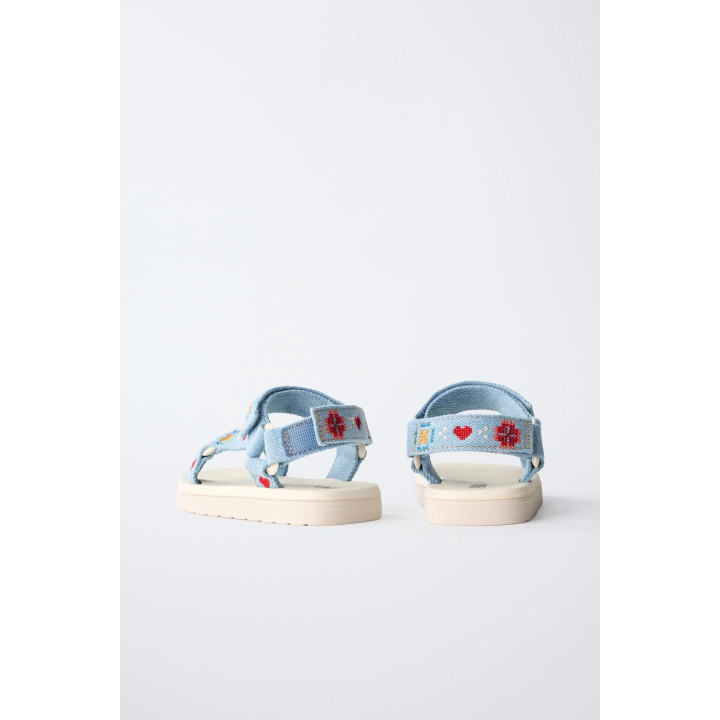 Сандалии с вышивкой