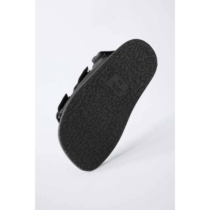 САНДАЛИИ С ПРЯЖКАМИ