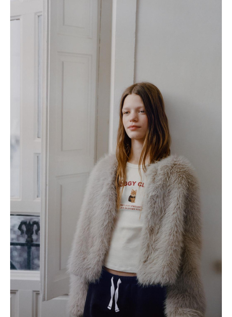 КОРОТКАЯ КУРТКА ИЗ ИСКУССТ�...