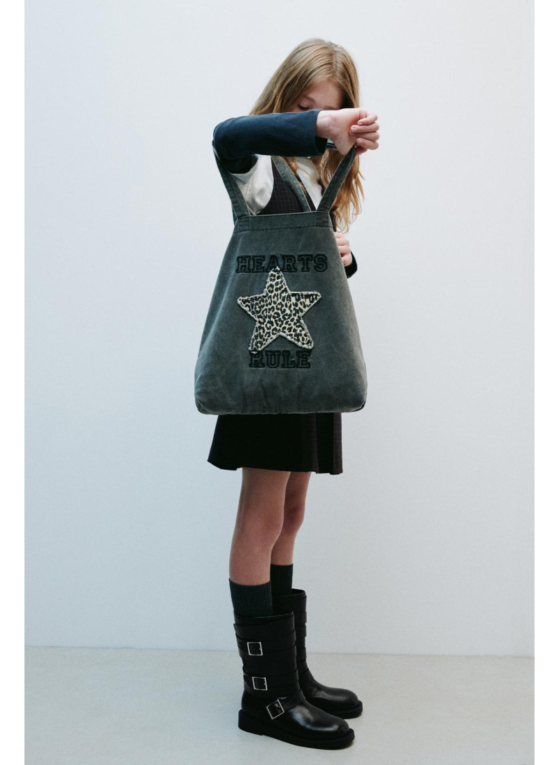 ДЖИНСОВАЯ СУМКА-ШОПЕР С ЗВЕ...