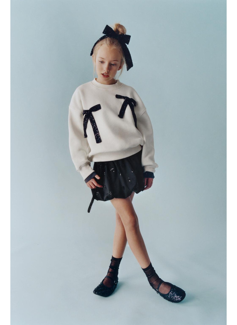 ТОЛСТОВКА С БАНТАМИ И ПАЙЕТ...