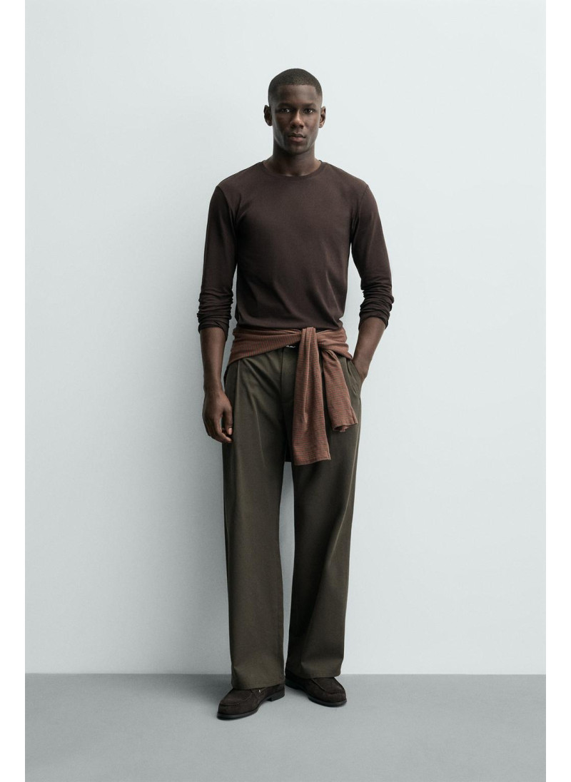 Базовая футболка с узким кроем