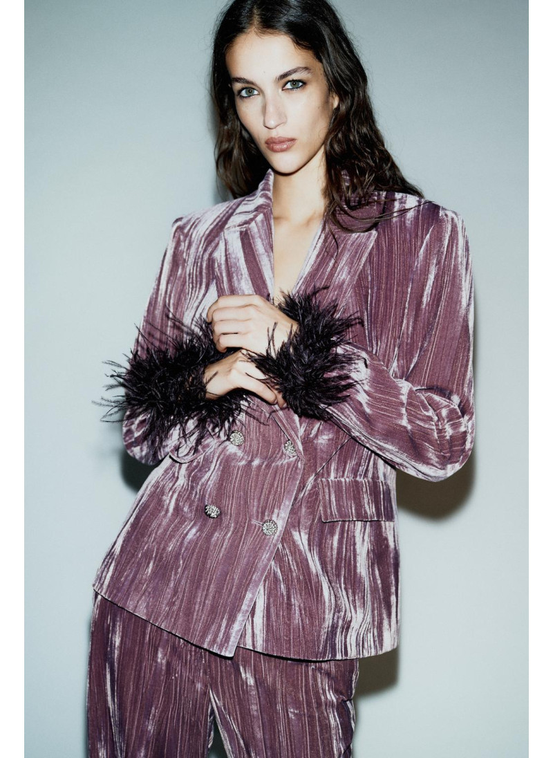 БЛЕЙЗЕР ИЗ БАРХАТА С ПЕРЬЯМ...