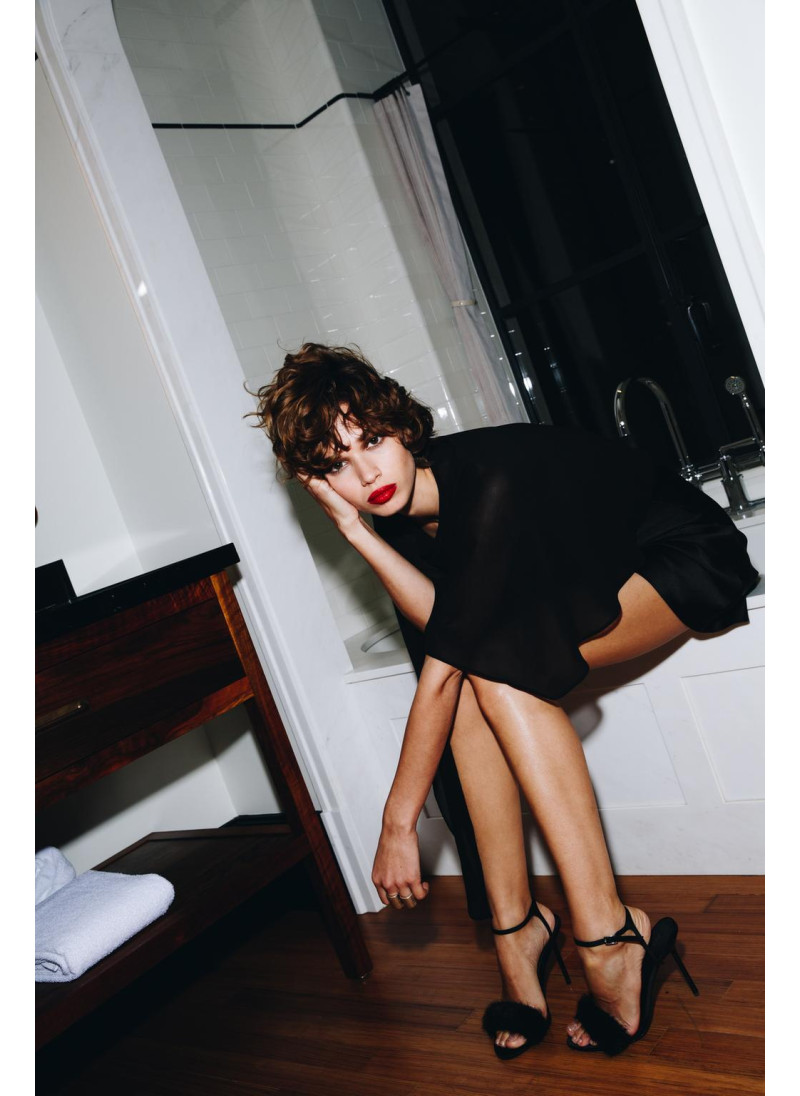 КОРОТКОЕ АТЛАСНОЕ ПЛАТЬЕ-Н�...