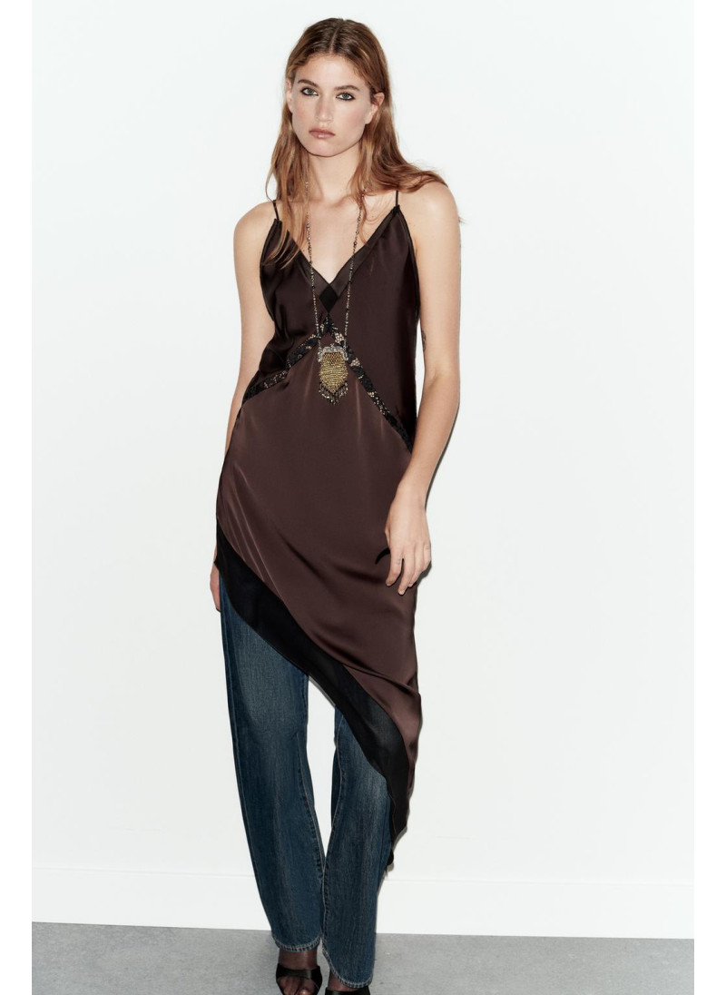 АТЛАСНОЕ ПЛАТЬЕ МИДИ АСИММ�...