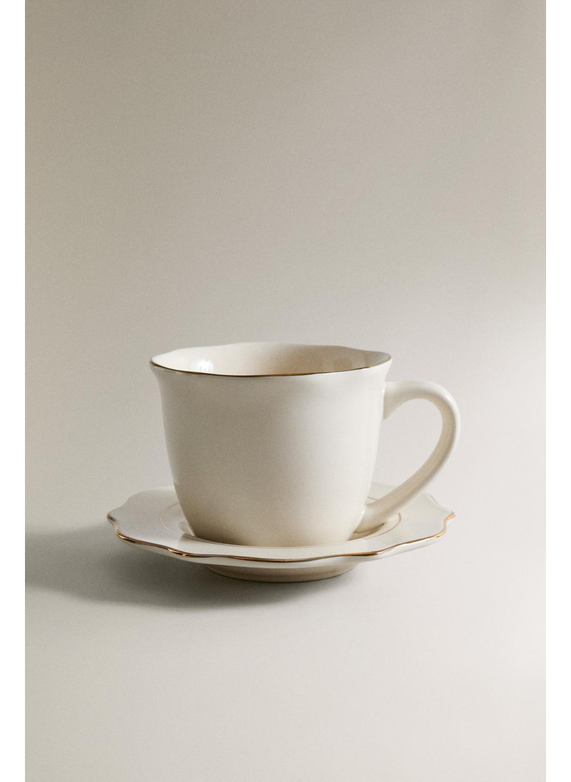 Фарфоровая чашка и блюдце с...