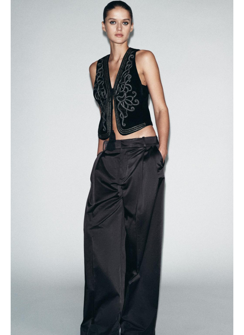 Жилет из вельвета с вышивко...