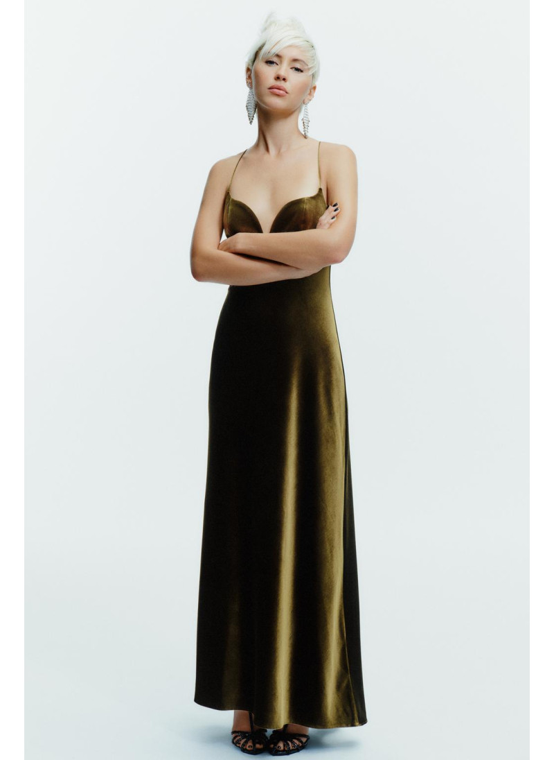 БАРХАТНОЕ ПЛАТЬЕ НА БРЕТЕЛ�...