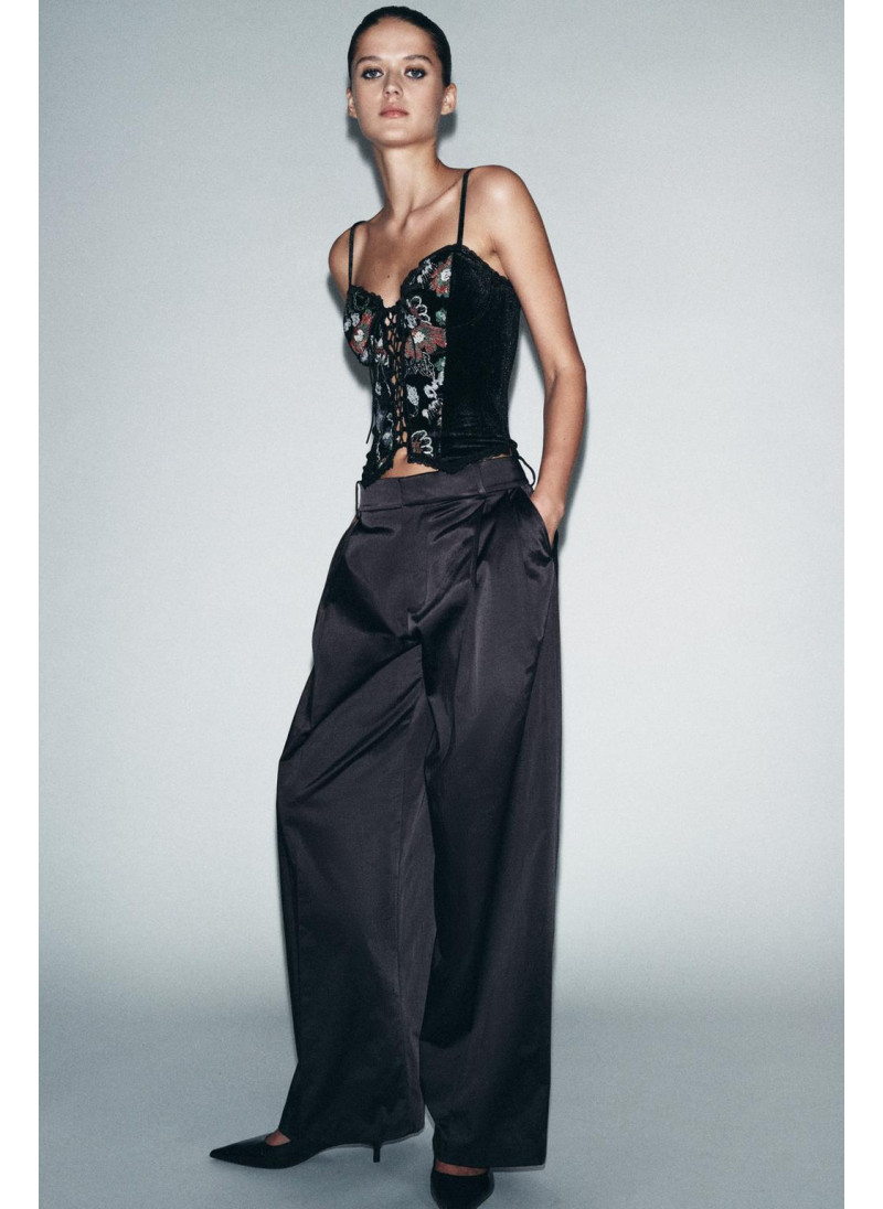 Вышитый бархатный корсет