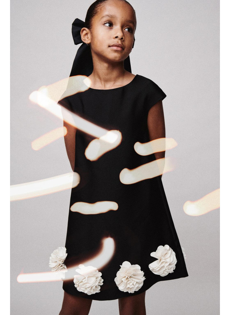 АТЛАСНОЕ ПЛАТЬЕ С ЦВЕТОЧНЫ�...