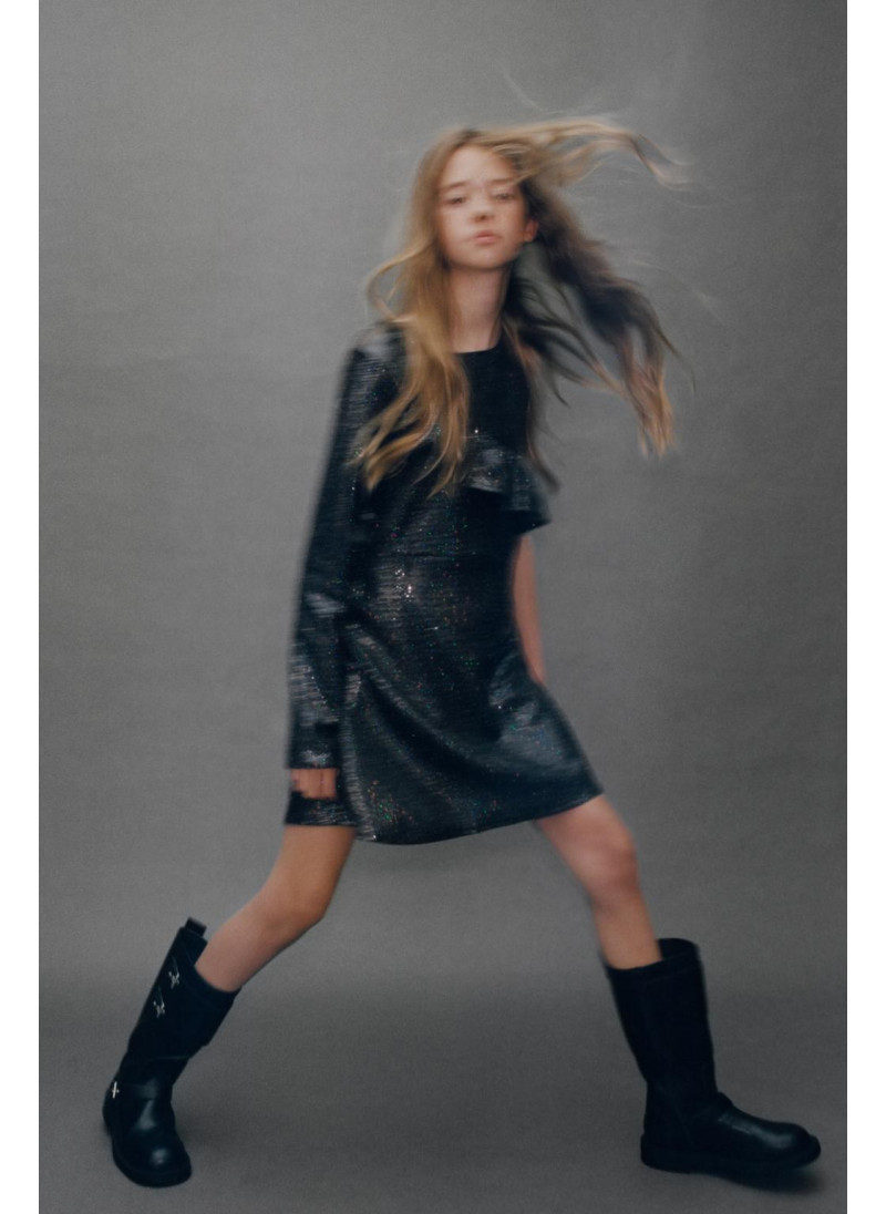 Платье с блестящими оборка�...