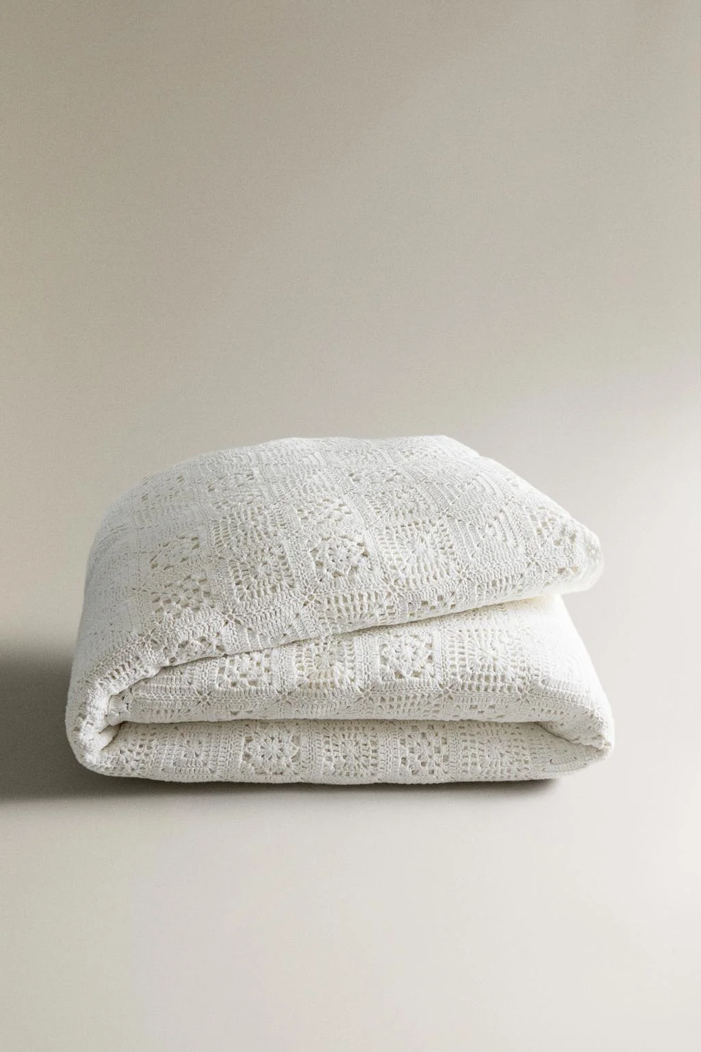 Хлопковое вязаное покрывало в технике пэчворк — Постельное бельё