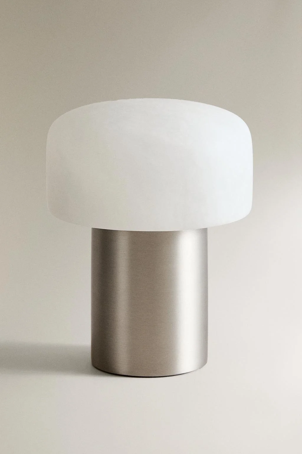 Беспроводная настольная лампа из алебастра и металла