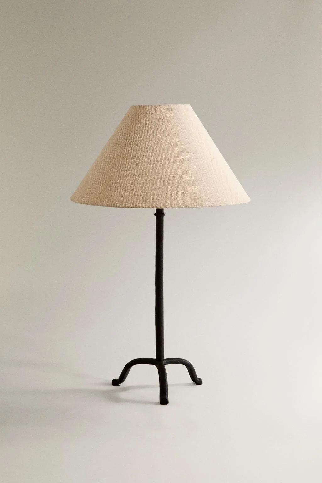 Настольная лампа с треногой — Настольные лампы