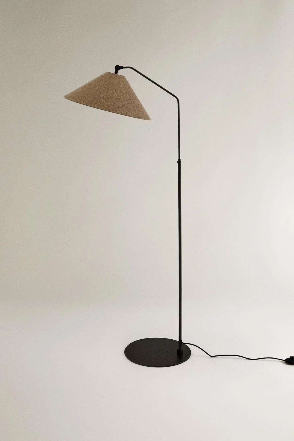 Напольная лампа из металла — Освещение