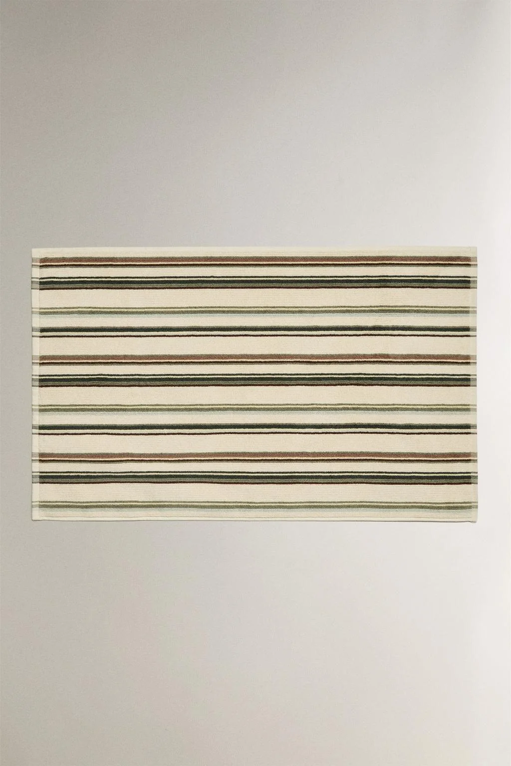 Коврик для ванной с неровными полосками