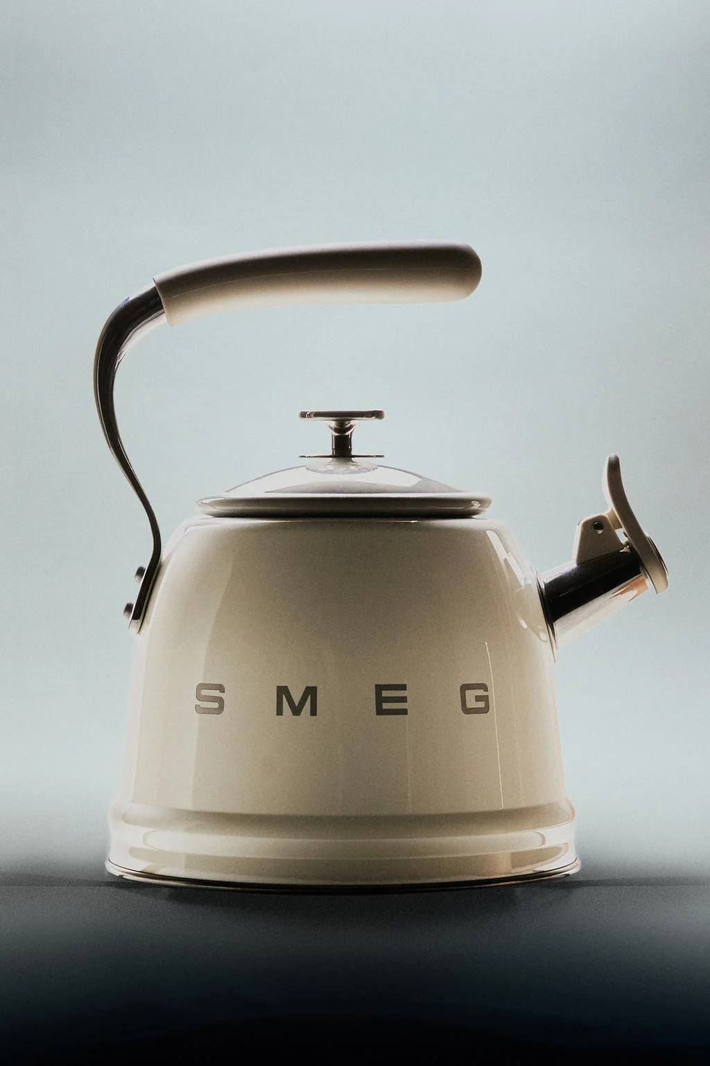 Свистящий чайник Smeg