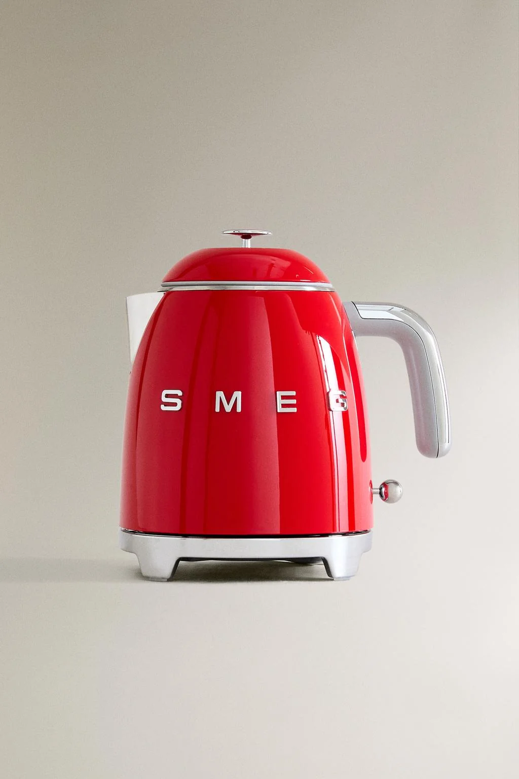 Маленький стальной чайник Smeg — Бытовая техника