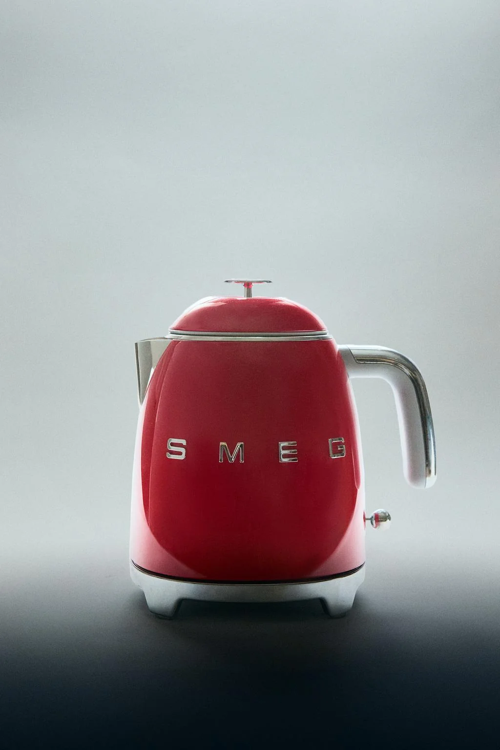 Маленький стальной чайник Smeg