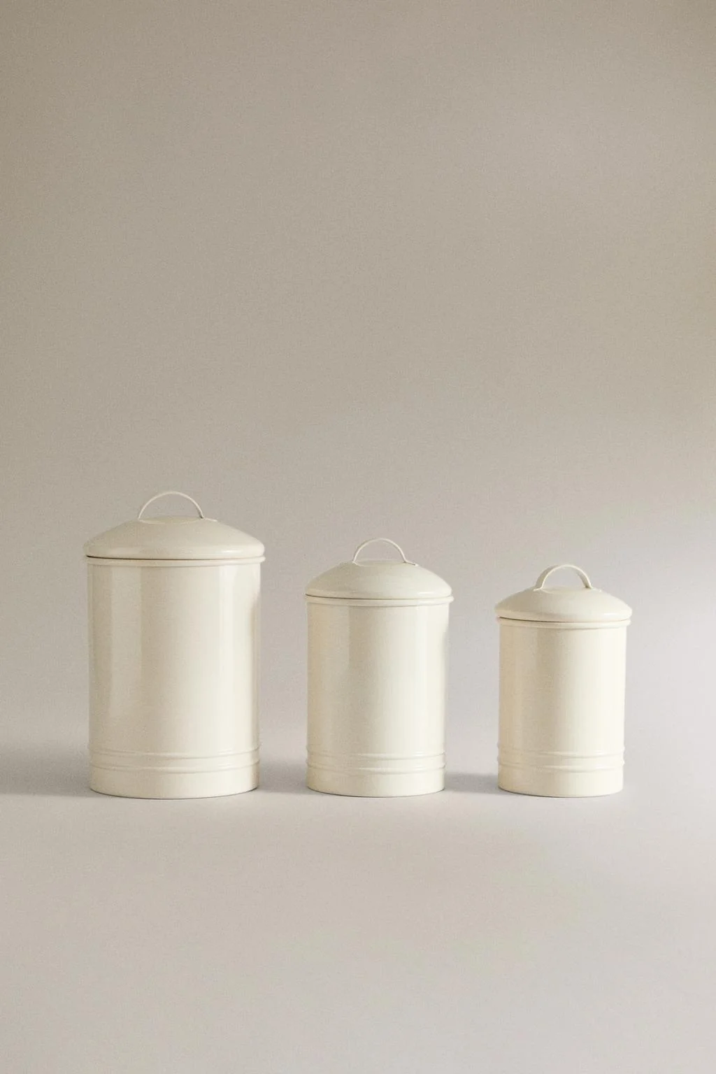 Лакированная металлическая цилиндрическая банка — Футырки