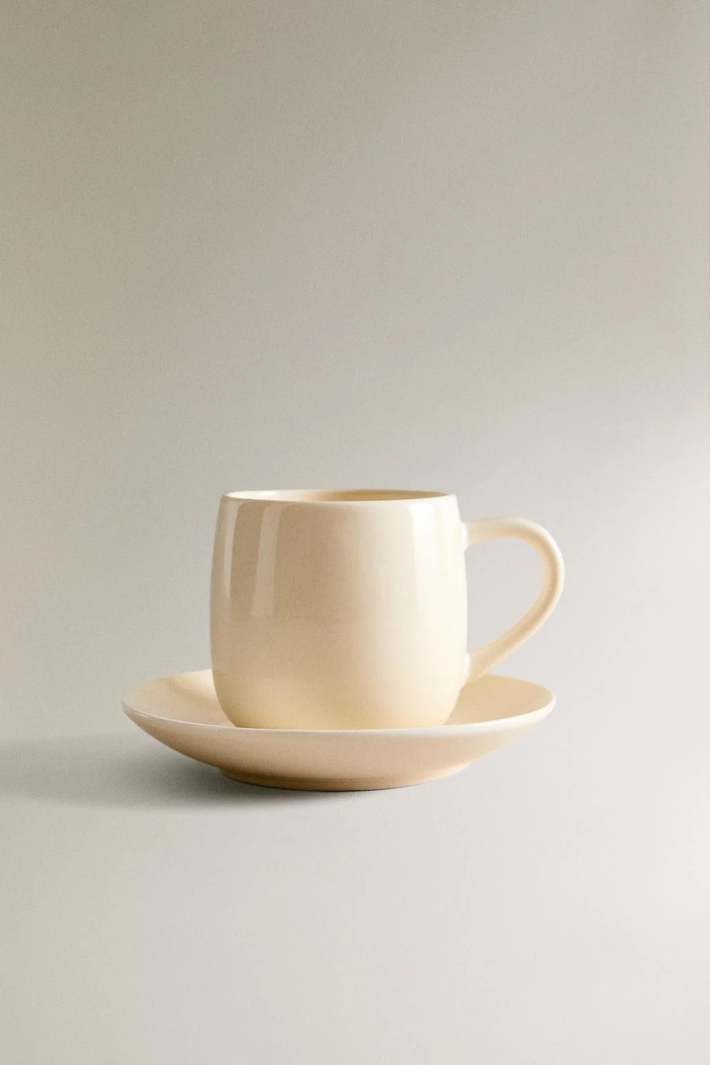 Кофейная чашка из гладкой керамики — Тарелки