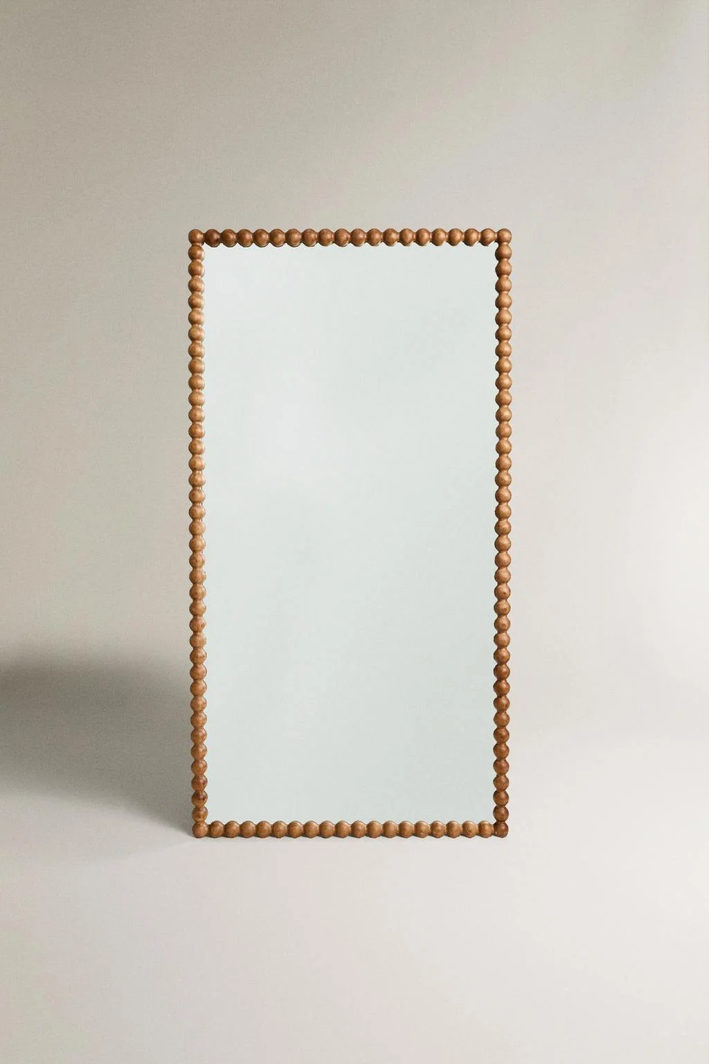 Большое прямоугольное вертикальное зеркало с деревянной рамой