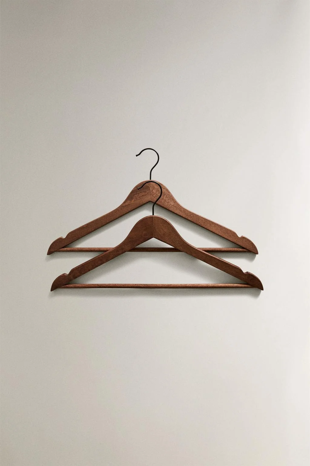 Набор из 2 вешалок для рубашек с деревянной отделкой