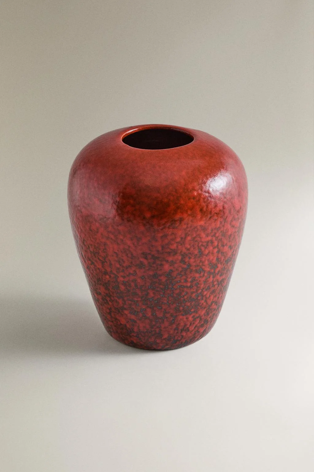 Красная овальная керамическая ваза