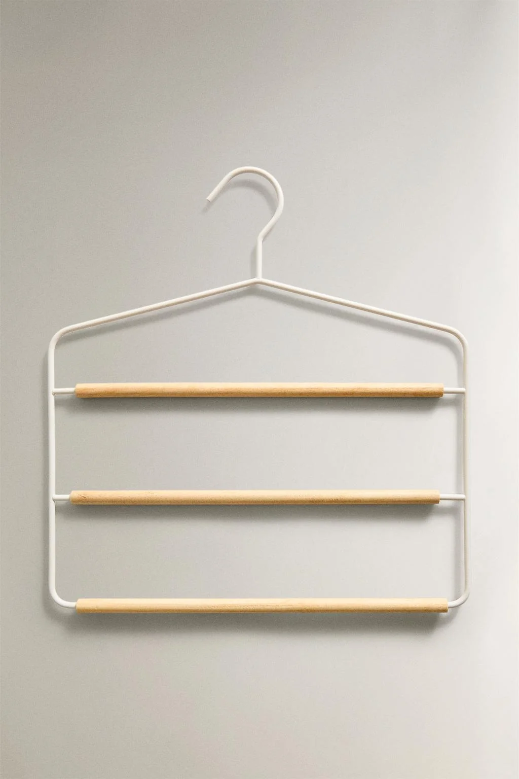 Металлическая и деревянная вешалка для брюк