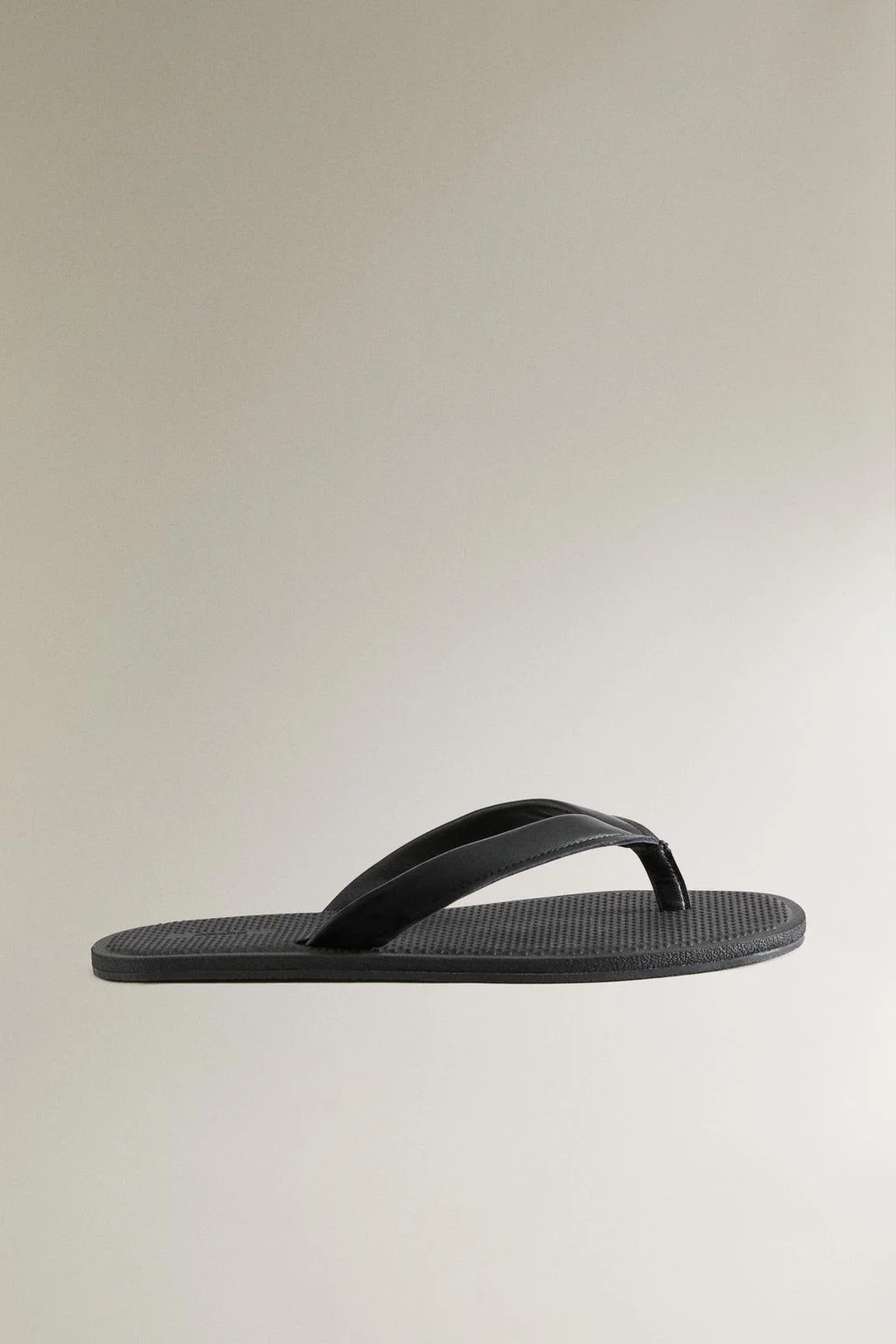 КОЖАНЫЕ САНДАЛИИ НА РЕМНЯХ С РАЗДЕЛИТЕЛЕМ ПАЛЬЦЕВ — Обувь для дома