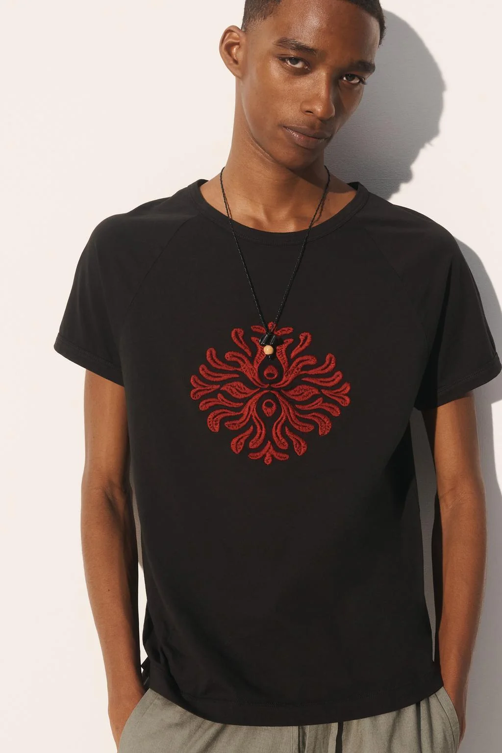 Футболка с коралловой вышивкой свободного кроя — Зара Студио Коллекция