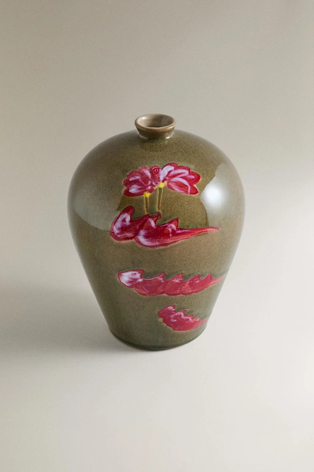 Ваза из каменной керамики с красным цветком
