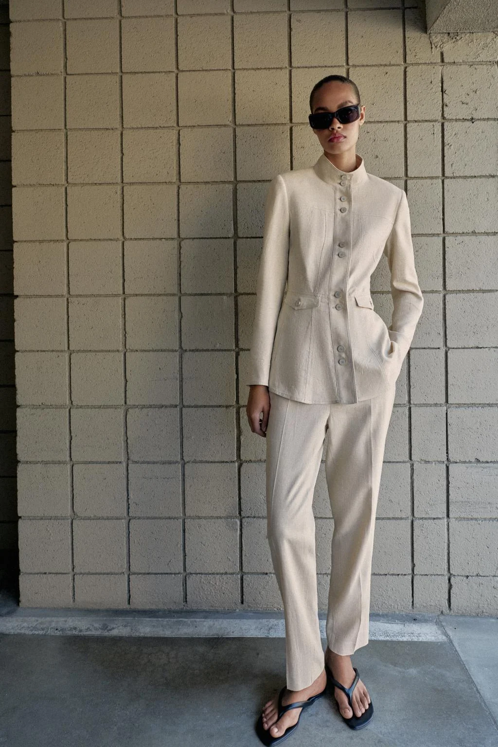 Приталенный пиджак из льна с накладными плечами — ТРЕНЧИ | КУРТКИ