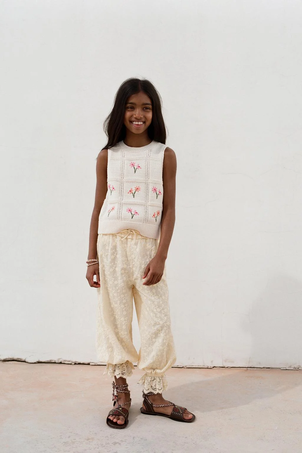 Вышитый вязаный жилет