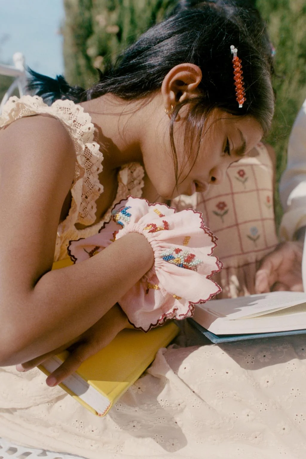 Контрастная резинка для волос с бисером