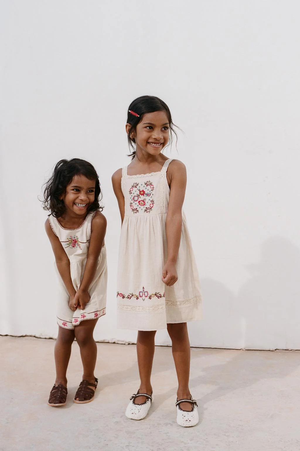 Короткий комбинезон с крестообразной вышивкой — Блюзки | платья