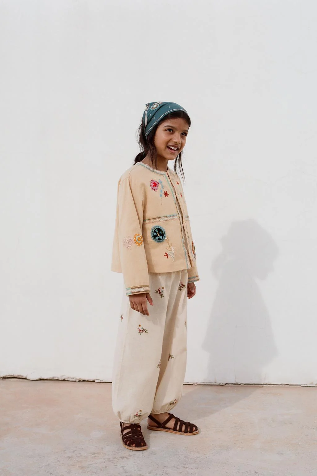 Вязаная кофта из хлопка и льна с вышивкой