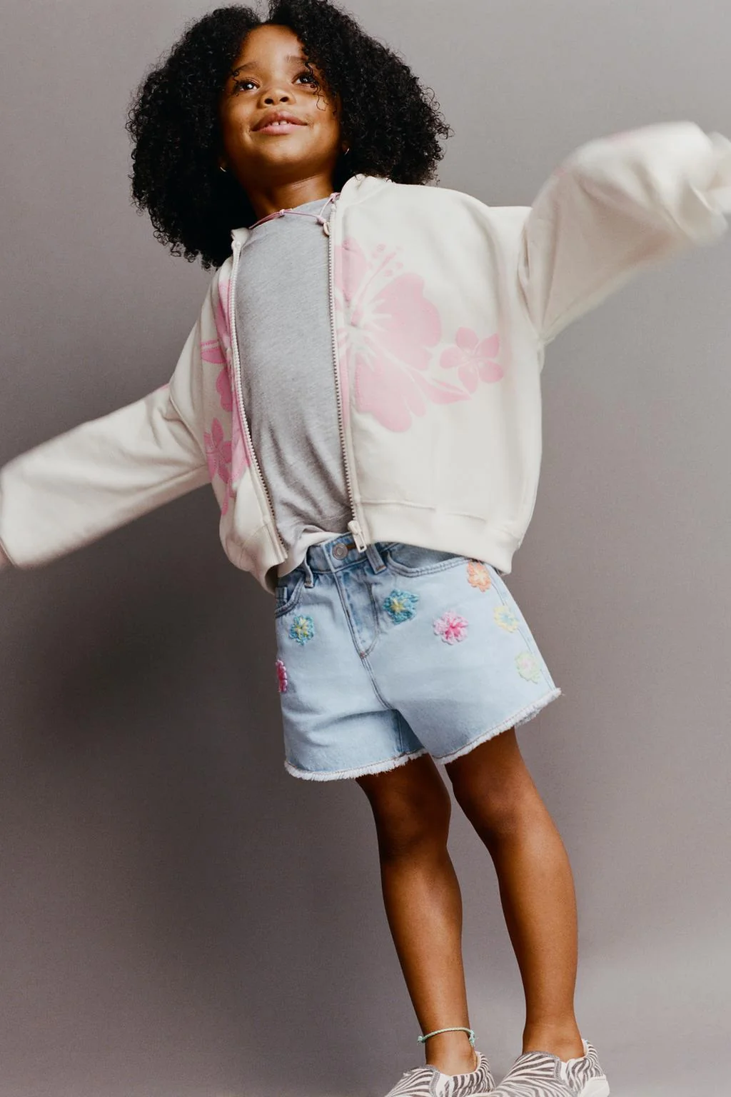 Мамины бермуды из денима с вязаными цветами