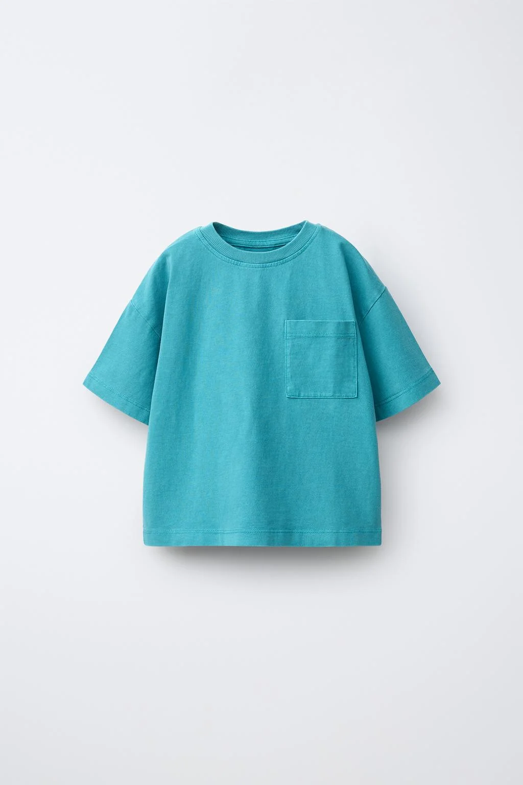 Футболка с карманом, окрашенная в процессе кроя
