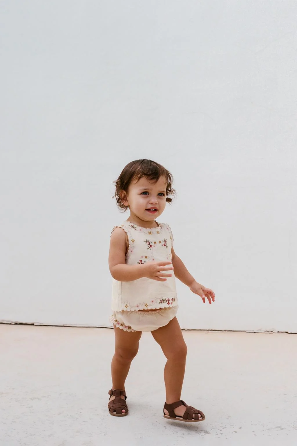 Вышитый комплект из блузки и шорт