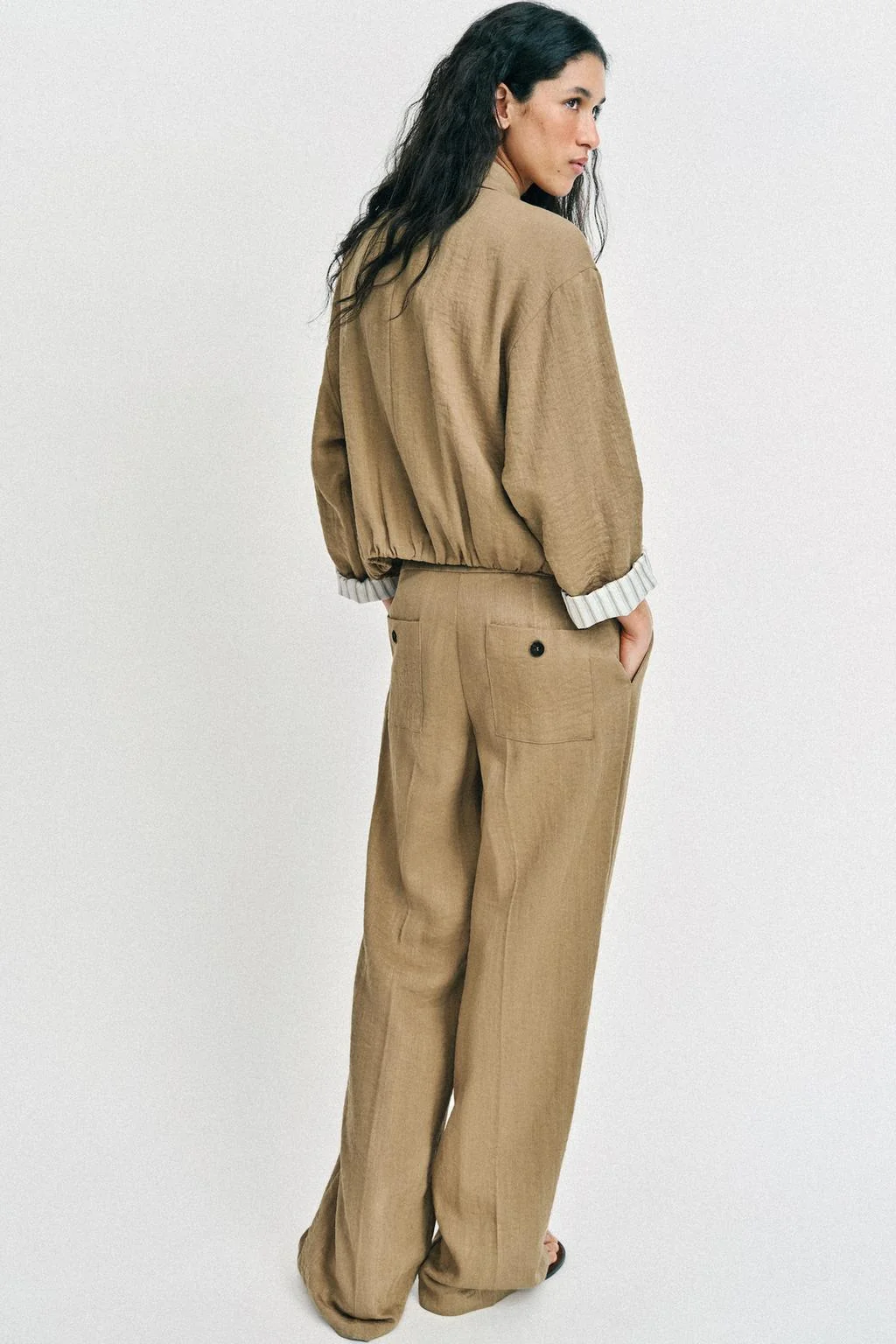 Куртка с коротким рукавом и подвернутыми манжетами