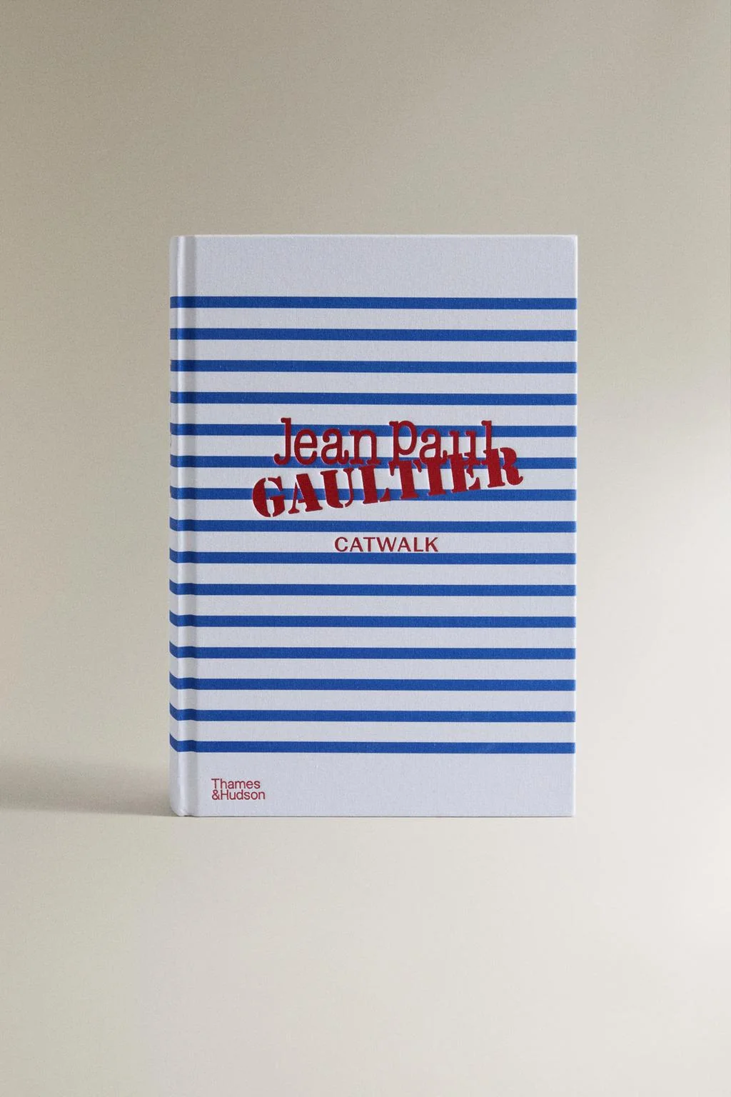 Книга о показе моды жана поля гольтье (на английском языке)