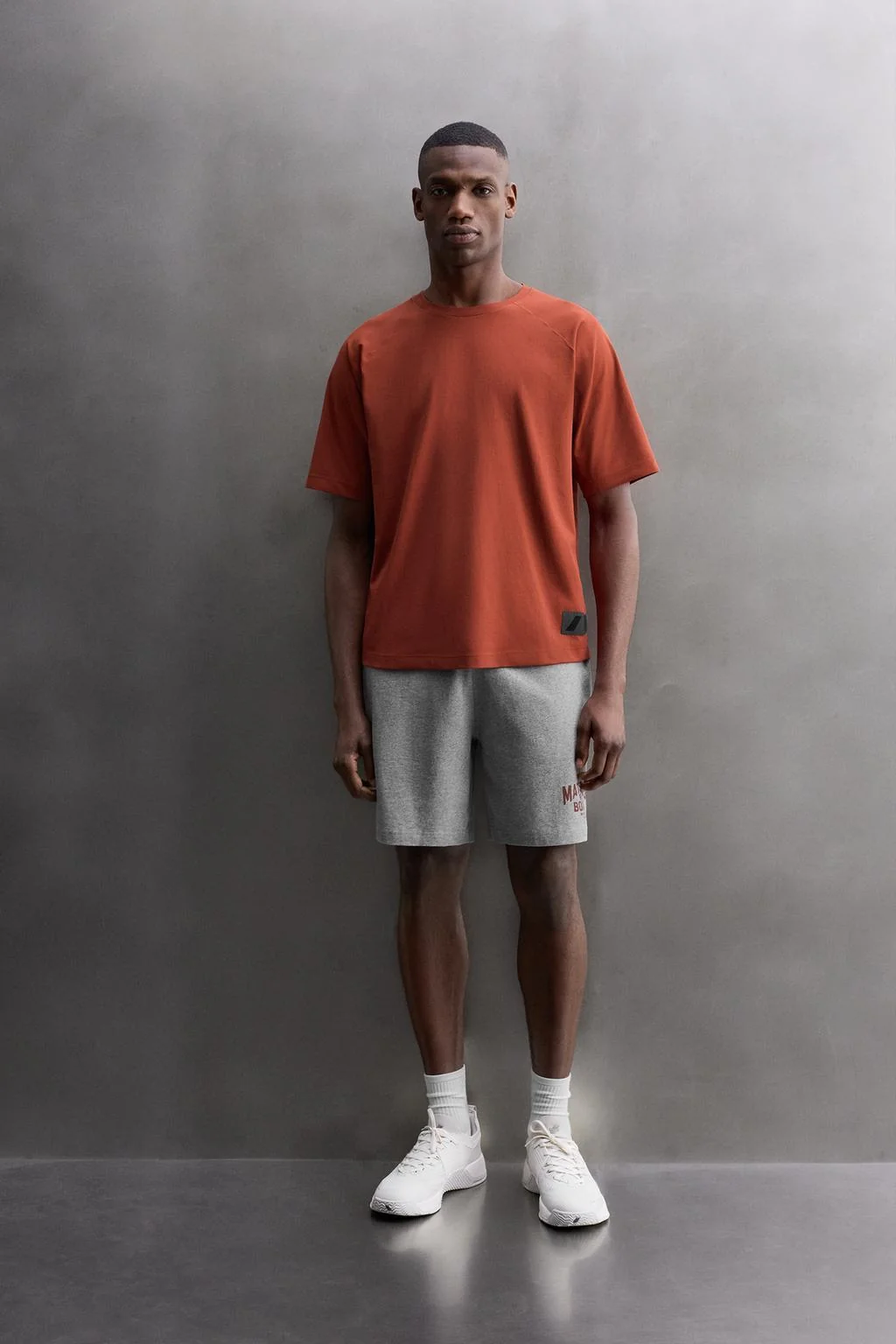 Футболка технического дизайна с нашивкой — Спортивная одежда